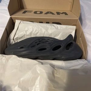 Yeezy foam runner onyx size 9